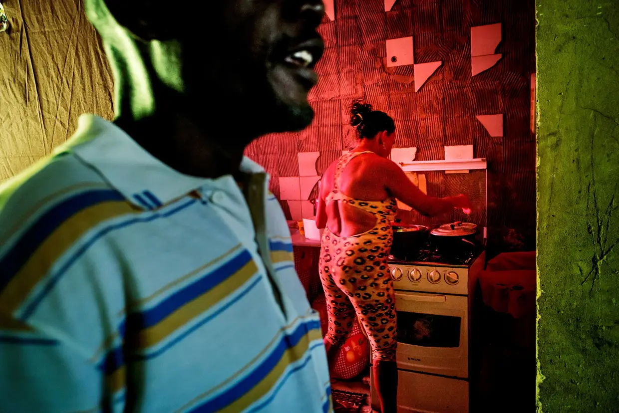 Fotorreportagem em Temas Contemporâneos, terceiro lugar. O argentino Peter Bauza captou a vida de cerca de 300 famílias em edifícios inacabados e ocupados nos arredores do Rio Janeiro.