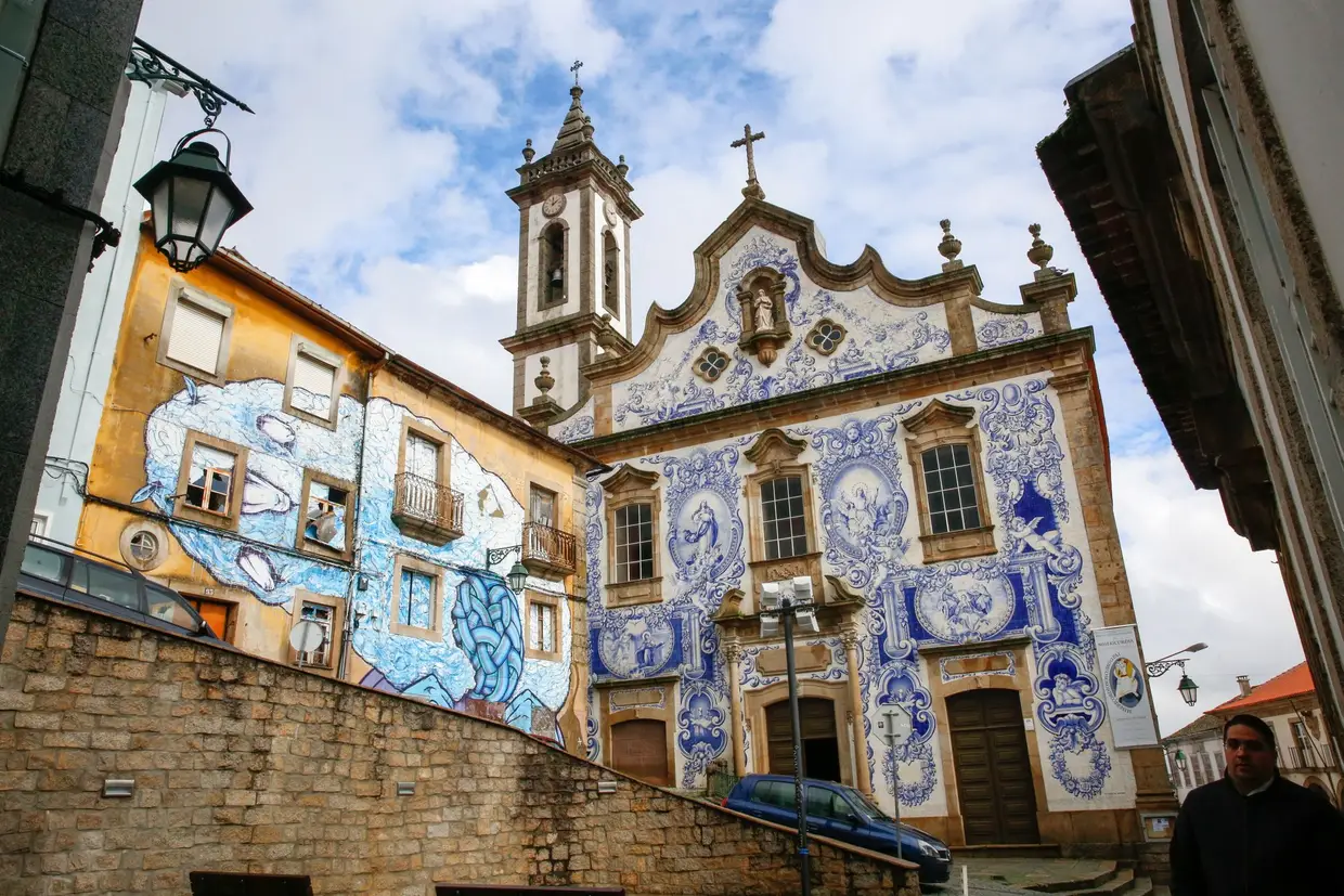 O passado industrial da Covilhã também foi explorado pelos artistas que participaram no festival de arte urbana Woolfest. Esta obra do Arm Collective, a dupla formada pelos artistas Mar e Ram, surgiu na primeira edição