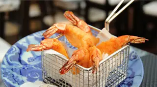 Na ementa, destacam-se os peixes, que vêm da Ericeira, e os mariscos, quase todos da costa