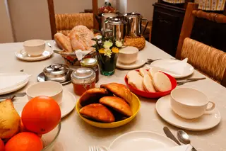 O pequeno-almoço reforçado, com os bolos de leite e os “esquecidos” típicos de Manteigas