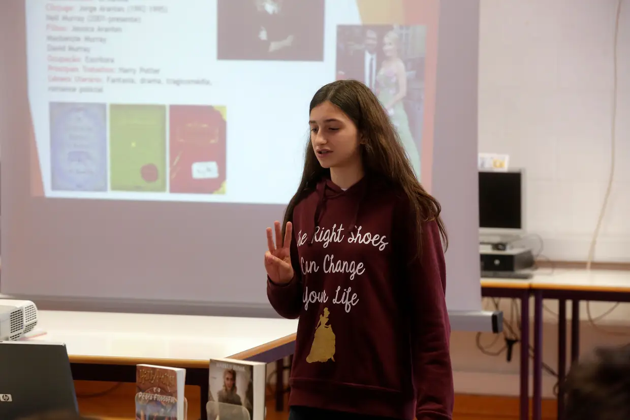 Maria apresenta «Harry Potter e a Pedra Filosofal» aos colegas