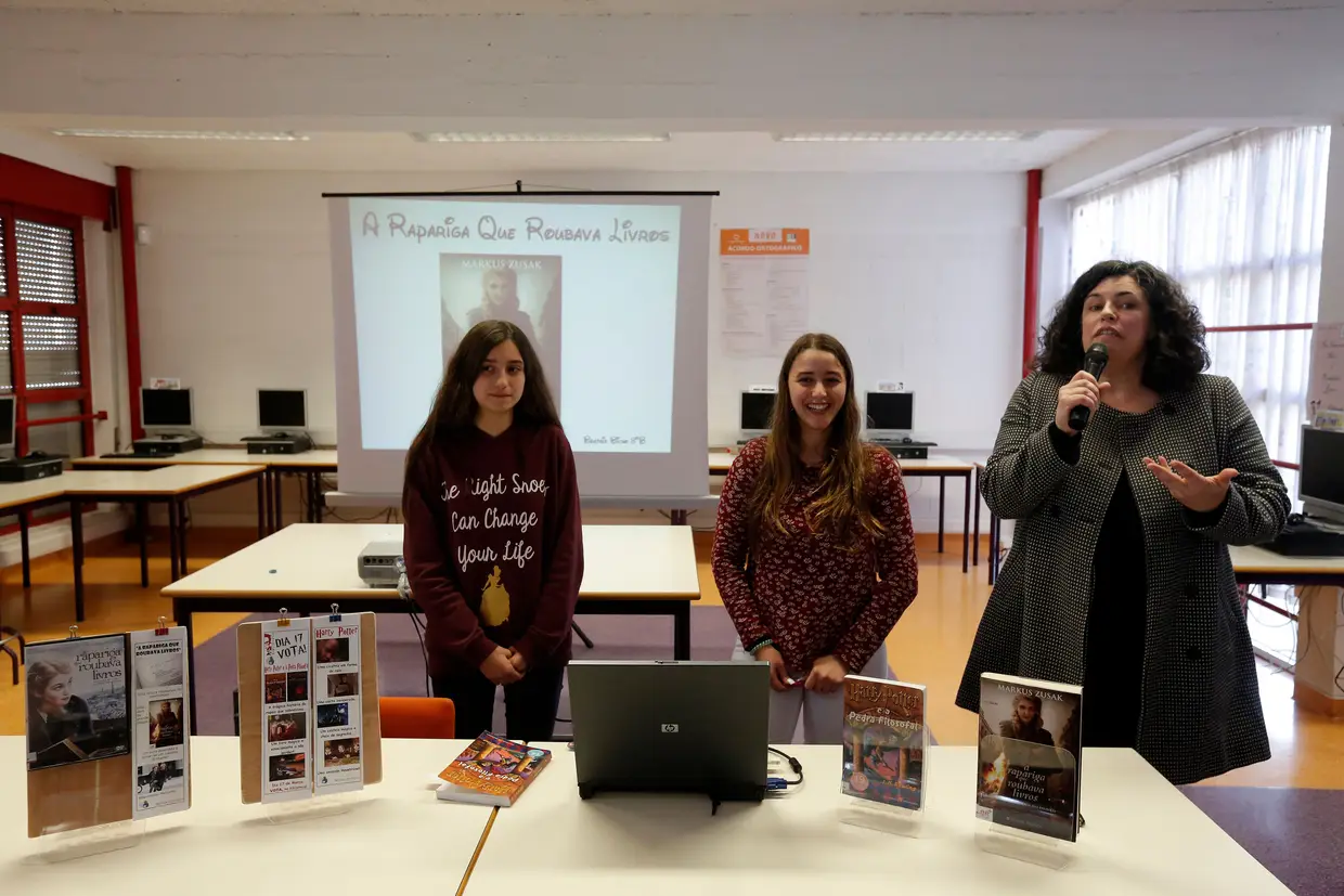 A professora Dora apresenta as alunas e os livros que vão defender