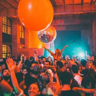 Desde 2010 que a editora Bloop Records organiza festas, das três da tarde às dez da noite, em sítios invulgares: piscinas sem água, barcos, autocarros...