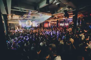 No Lux, as matinés começaram com a festa Loving the Alien, em homenagem a David Bowie, em janeiro do ano passado