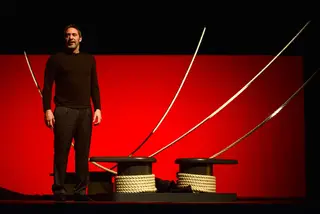 O ator Diogo Infante interpreta 'Ode Marítima', o espetáculo de abertura desta edição do Cultura em Expansão