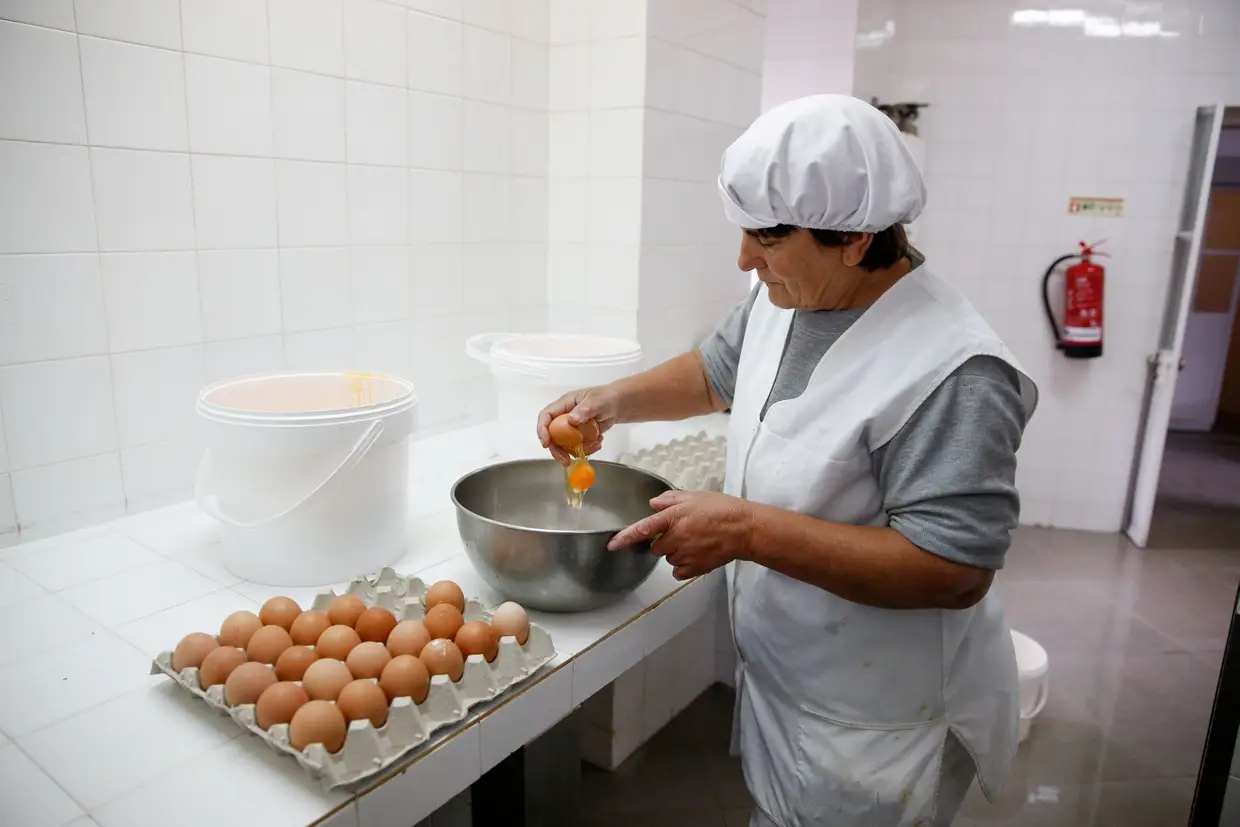 Separar as gemas das claras é uma das primeiras tarefas feitas logo às seis da manhã. É na quantidade de gemas e ovos que parece residir o segredo da receita centenária