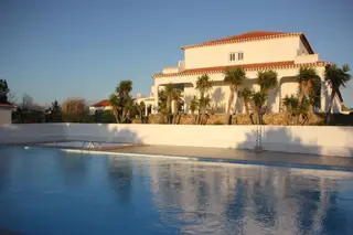 Com 23 quartos, a Amazigh Guest House, à entrada de Vale da Telha, a cinco minutos de carro das praias de Monte Clérigo e Arrifana