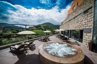 Frente à Regua, aproveite-se a estadia no Vila Galé Douro para fazer um cruzeiro no rio, visitar as quintas produtoras de vinhos ou fazer um passeio de comboio