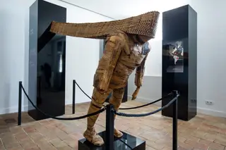 A escultura 'Rei Amador' (nome pelo qual ficou conhecido Amador Vieira, líder da revolta de escravos, em São Tomé, em 1595) foi feita em casca de bananeira por Eduardo Malé Fernandes