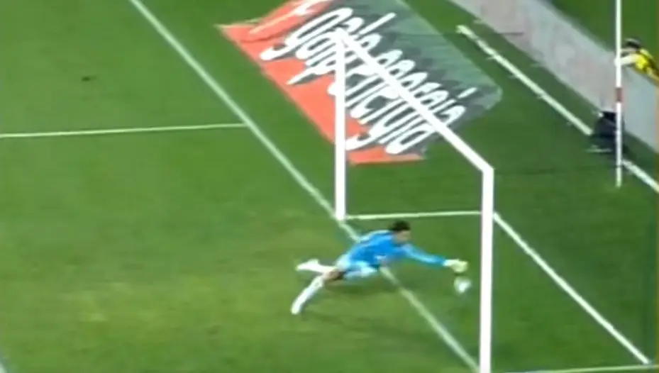 Baía - Em 2004, o guarda-redes do FC Porto deixa a bola passar a linha de golo, mas, a olhu nu, o árbitro não valida o êxito do benfiquista Petit