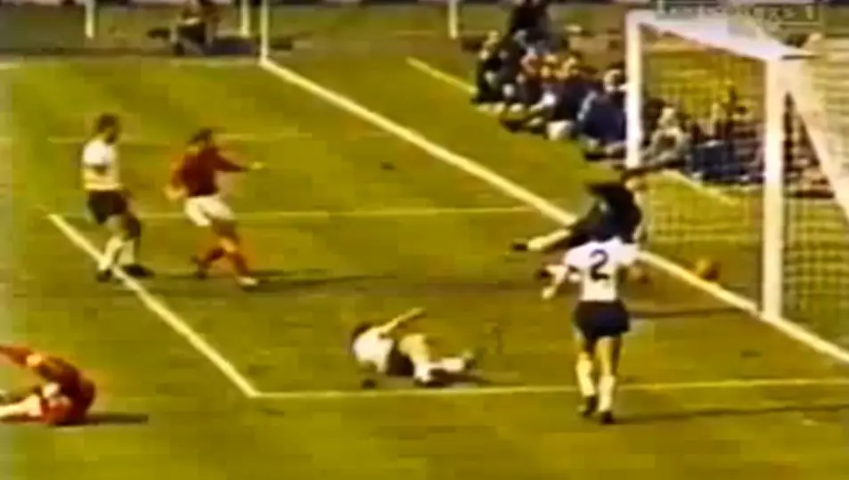 Hurst - O inglês é o único com três golos marcados numa final do Mundial (1966). No segundo, porém, a bola não entra na baliza alemã