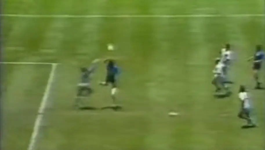 Maradona - Como é que o pequeno argentino chega mais alto do que as mãos de Peter Shilton? Fácil: levanta a mão antes que apareçam as do inglês