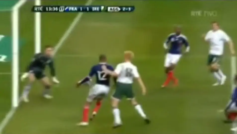 Henry - A França chega ao Mundial de 2010 por via de um golo, frente à Irlanda, só possível porque o avançado domina a bola com a mão