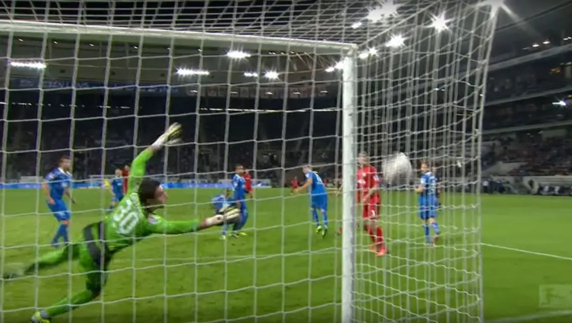Kiessling - O cabeceamento do alemão passa ao lado, mas a rede lateral está furada e a bola acaba dentro da baliza. Golo, diz o árbitro