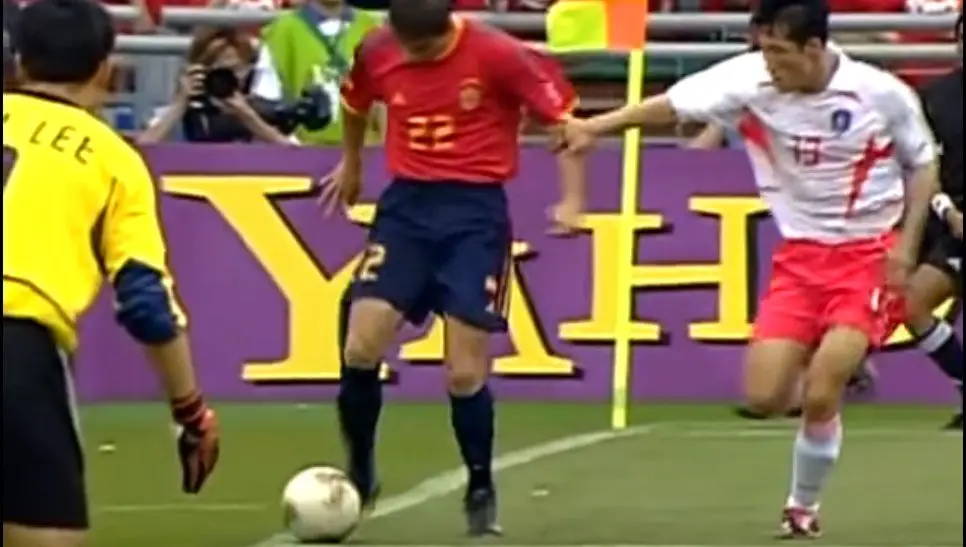 Morientes - O espanhol marca à Coreia do Sul, anfitriã do Mundial de 2002, e o árbitro anula por ter visto a bola fora de campo. Onde?