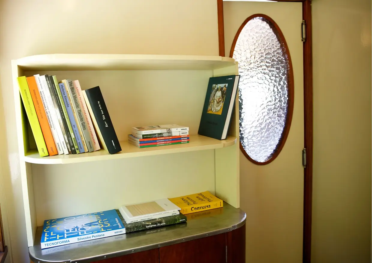 Nas antigas estantes nos corredores da carruagem há livros e catálogos de Serralves para ler durante a viagem