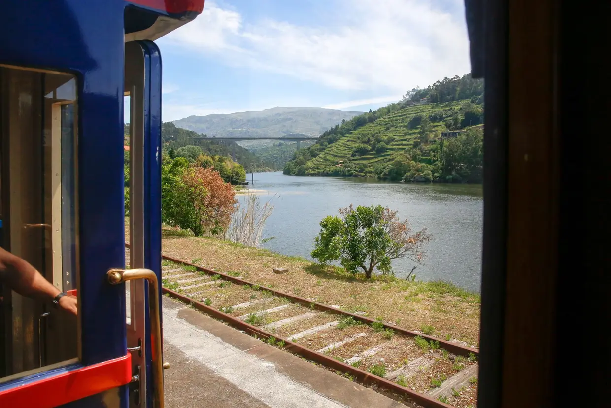 As encostas do Douro Património Mundial e as águas do rio Douro acompanham os passageiros durante quase toda a viagem
