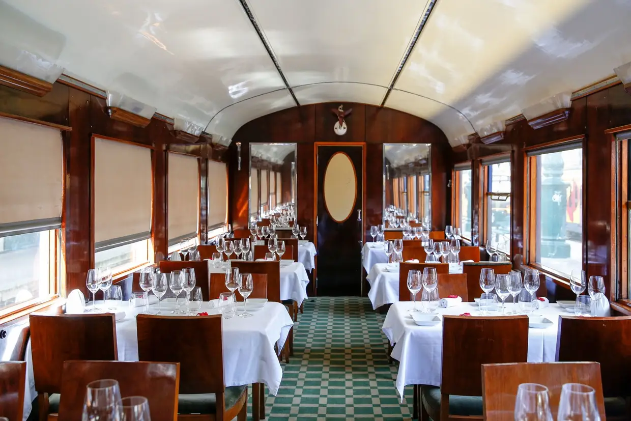 As mesas das carruagens-restaurante aguardam uma série de almoços gourmet, preparados por três chefes com Estrelas Michelin