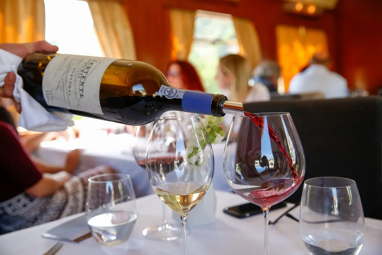 Os vinhos da Quinta do Valado, Niepoort, Quinta Vale D. Maria e Graham's acompanham toda a viagem de comboio