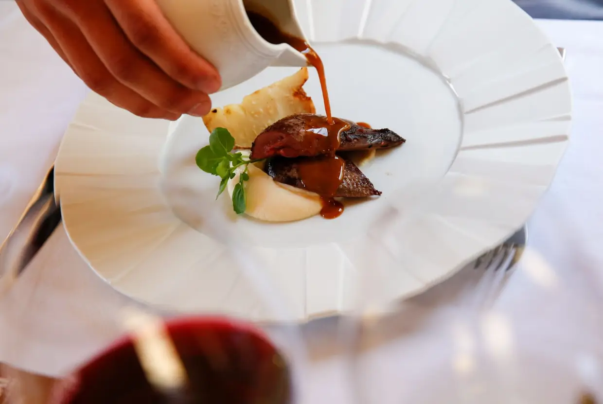 Pombo com cogumelos selvagens, da autoria da equipa do Maaemo