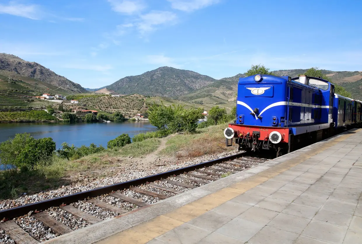 A cor azul do antigo Comboio Presidencial não passa indiferente nos carris, em direção ao Vesúvio, no Alto Douro