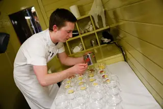 O sub-chefe do restaurante Maaemo, em Oslo, na Noruega, Halaigh Whelan-McManus, que substituiu Esben Holmboe Bang