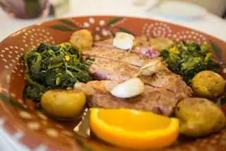 A posta é servida no Líder, no Porto, há mais de uma década e inspira-se na receita tradicional da posta de terras de Miranda