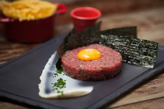 No restaurante O Talho, em Lisboa, Kiko Martins serve um tártaro com carne da vazia, cornichons, alcaparras, gema de ovo, entre outros ingredientes