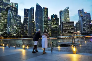O centro de negócios de Singapura, visto da marina ao entardecer