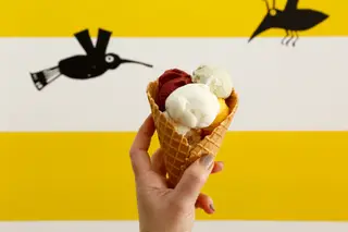 O tahini
com laranja “junta creme de sementes de sésamo com doce de laranja, que traz pedacinhos da casca porque a fruta é confitada”, explica Olga Ramos, responsável pelo gelado da Giallo