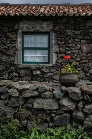 Abandonada nos anos sessenta, a Aldeia da Cuada, na ilha açoreana das Flores, foi recuperada sabiamente, mantendo a traça rural das casas de pedra e adaptando-as às atuais necessidades, diz a associação ZERO