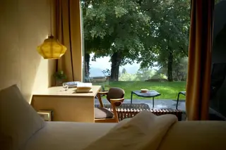 Segundo a associação ZERO, este é um projeto de excelência implantado sobre pre
-existências, com notável inserção paisagística. A Casa das Penhas Douradas, em Manteigas, promove atividades de turismo de natureza, produção de burel e de produtos gourmet locais