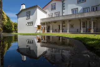 A Casa Melo Alvim, em Viana do Castelo, é um solar urbano restaurado com fidelidade total ao estilo original, mostrando como é possível a reabilitação respeitando elevados padrões ambientais, incluindo o Rótulo Ecológico Europeu, nota a ZERO