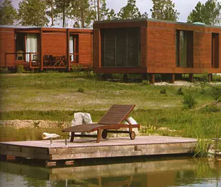 Primeiro eco-resort em Portugal, o ZMAR, perto da Zambujeira da Mar, desenvolveu um conceito original, único na sua localização e nas suas práticas ecológicas, nomeadamente em termos de construção, aponta a ZERO