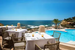 O Vilalara Thalassa Resort fica mesmo em cima da Praia da Cova Redonda