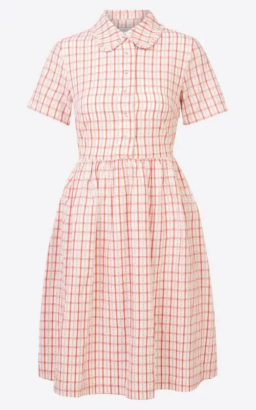10. Mood piquenique - Os padrões quadriculados estão em todo o lado esta estação quente. Nos vestidos, saias midi e tops sem ombros são os mais usados, em todas as cores e larguras de print. Tal como o print floral, é uma das tendências mais frescas e que gritam verão. Cortes looks completos com um cinto fino. (Vestido, Manoush, 151,50 euros)