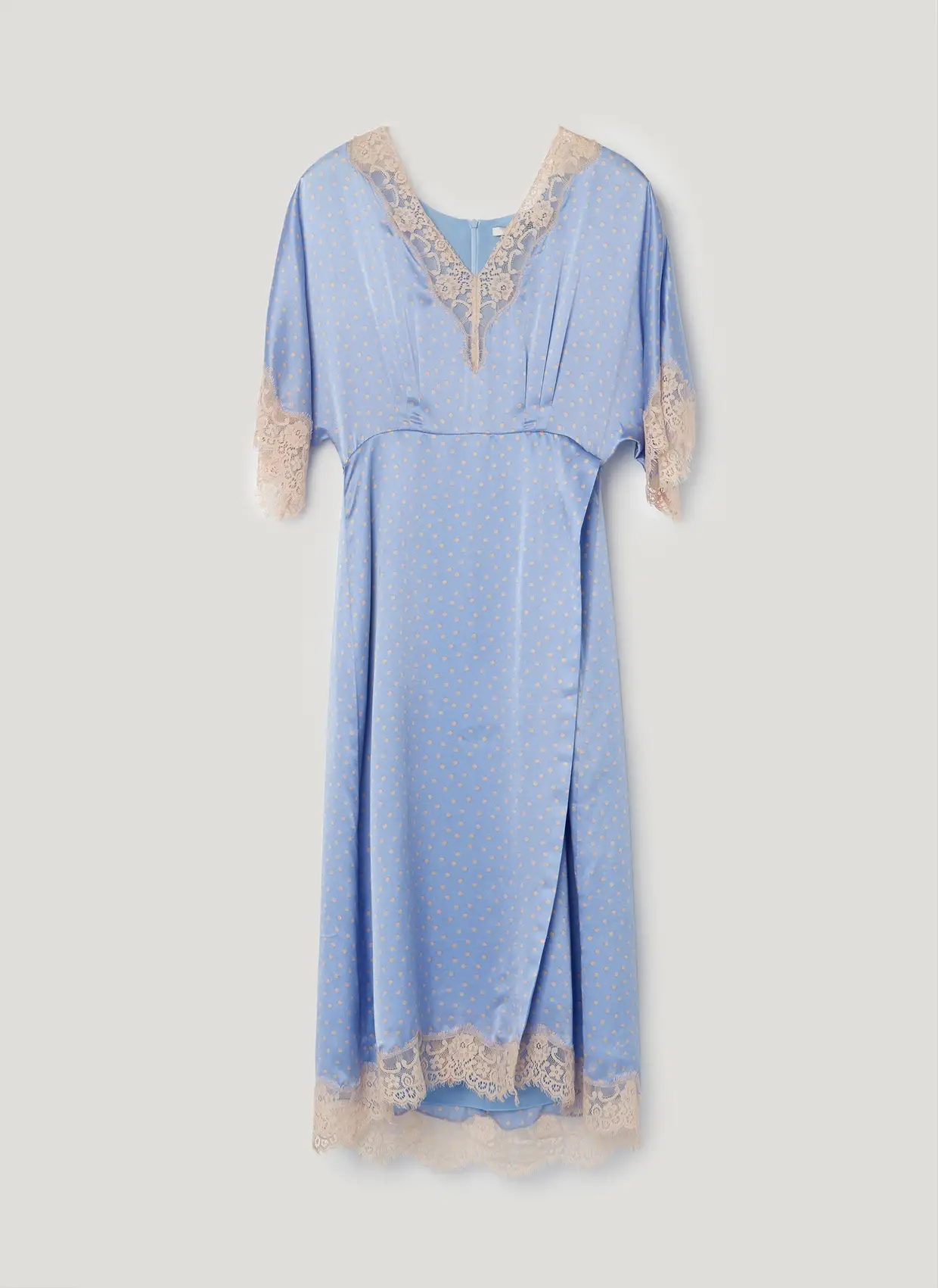 8. Vestido ou lingerie? - O famoso slipdrees é uma tendência que se mantem forte esta estação, principalmente em tecidos leves como a seda ou cetim e com detalhes em renda. Os tops nesta tendência são uma boa aposta, com sobreposições, com t-shirts básicas por baixo, para dar um toque descontraido e casual. (Vestido, Uterqüe, 150 euros)