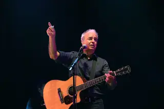 Aos 61 anos, João Gil já conta com uma longa e variada carreira de músico