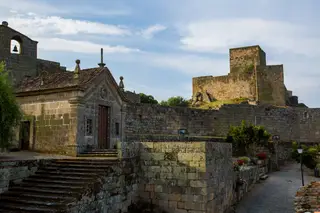 As ruínas do castelo de Marialva fizeram parte da coleção de crónicas Viagem a Portugal de José Saramago