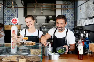 O Moscatel de Setúbal Experience foi o primeiro projeto de Vasco Alves, chefe de cozinha natural de Cascais, que aqui serve iguarias como pastel de bacalhau e bifana, preparadas com vinho licoroso