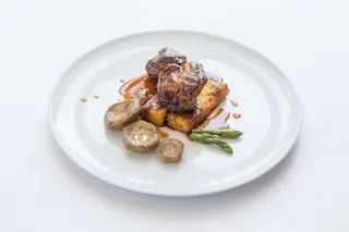 O porco ibérico com milhos e alcachofras fecha a ronda de pratos principais do menu de degustação