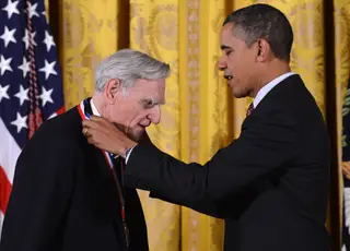 Em 2013, o Presidente dos EUA, Barack Obama, condecorou John Goodenough com a Medalha Nacional da Ciência