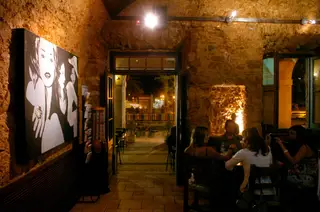 O bar Columbus fica perto das docas de Faro, nas arcadas de um ediíficio com mais de 500 anos