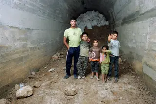 Em Pombal, a autarquia fechou o túnel que ligava a comunidade do bairro Margens do Arunca à cidade. Do outro lado está a ser construída uma urbanização de luxo e o empreiteiro achava que o livre trânsito dos ciganos iria desvalorizar as casas. As mulheres e as crianças atravessam agora o IC2, uma das estradas mais mortíferas do País