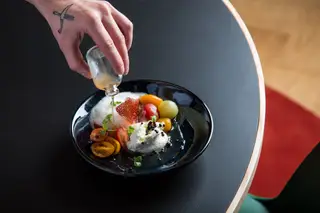 Tomate Bio com Burrata: tomate biológico em texturas, burrata, manjericão e caviar balsâmico