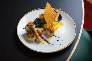 Vieiras Mexicanas: vieiras, milho em texturas e água de tomate com habanero