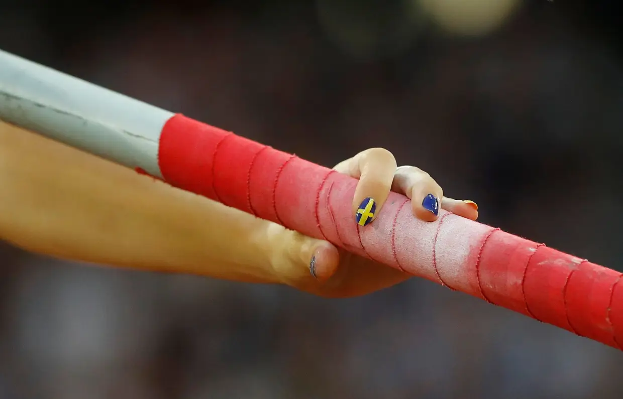 A sueca Michaela Meijer, a competir no salto com vara, pintou a bandeira do seu país numa unha