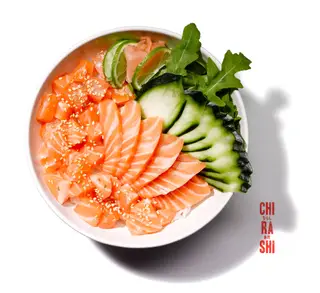 O Salmão Gomá do Chirashi, em Lisboa, leva salmão, rúcula, molho e sementes de sésamo e gengibre, €8,95