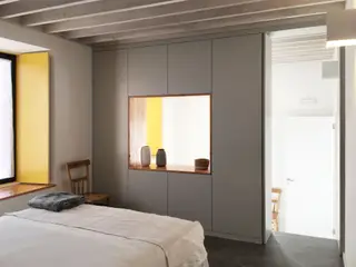 As cores da decoração são claras, entre os crus e os pálidos, e o chão cinzento de microcimento