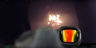 As imagens térmicas surgem num monitor posicionado sobre o lado direito, no interior da máscara